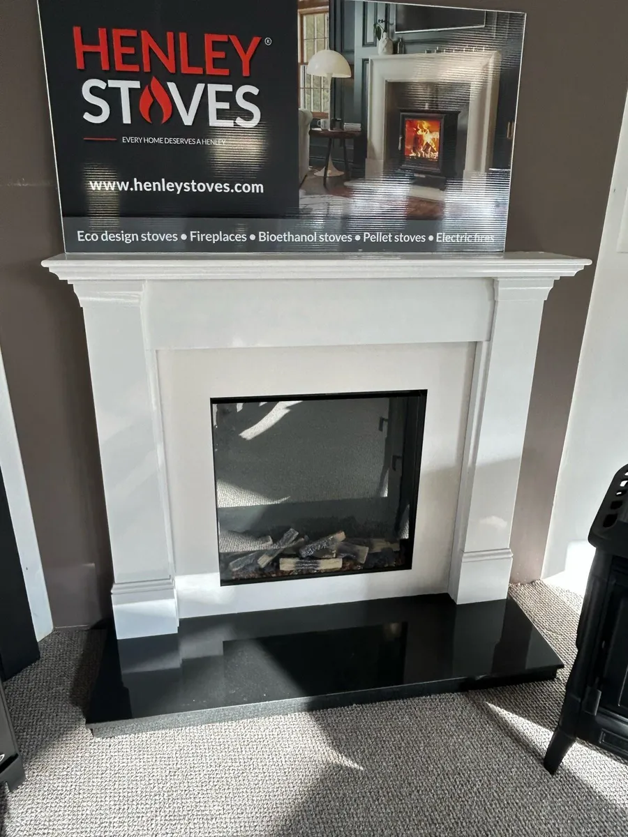 Electric stove and surround - Image 1