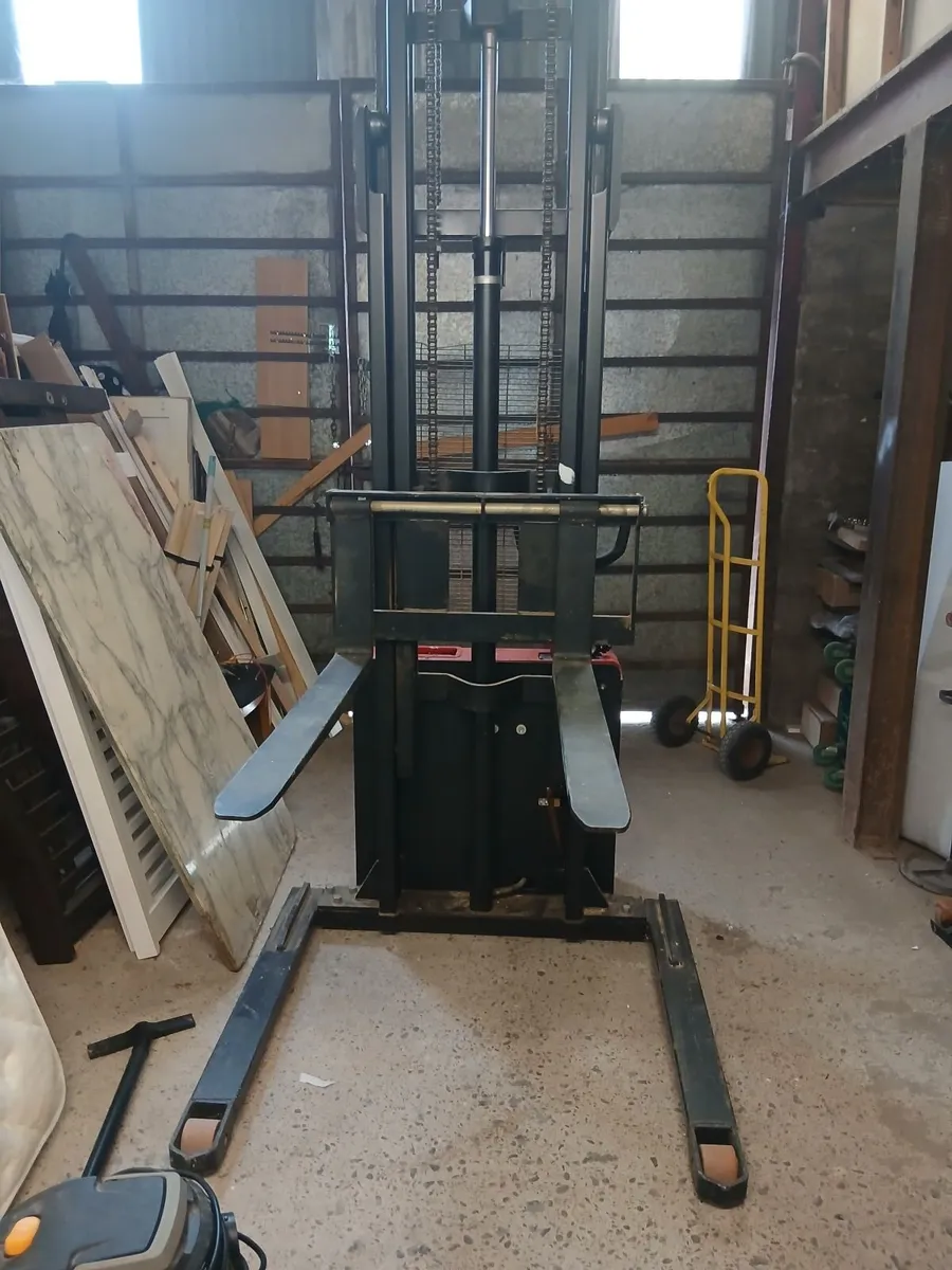 Pallet stacker - Image 2