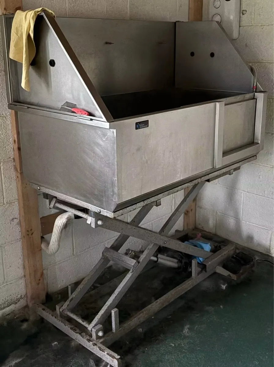 Dog grooming bath and table - Image 1