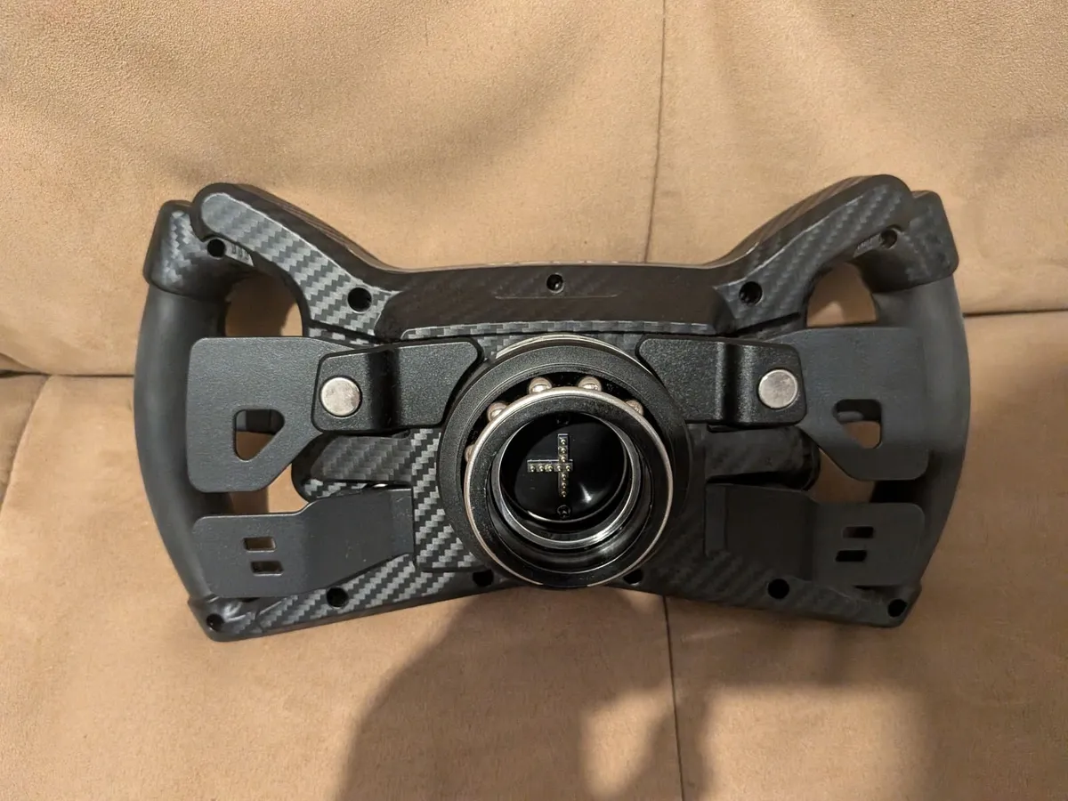 Moza R3 sim wheel - Image 3