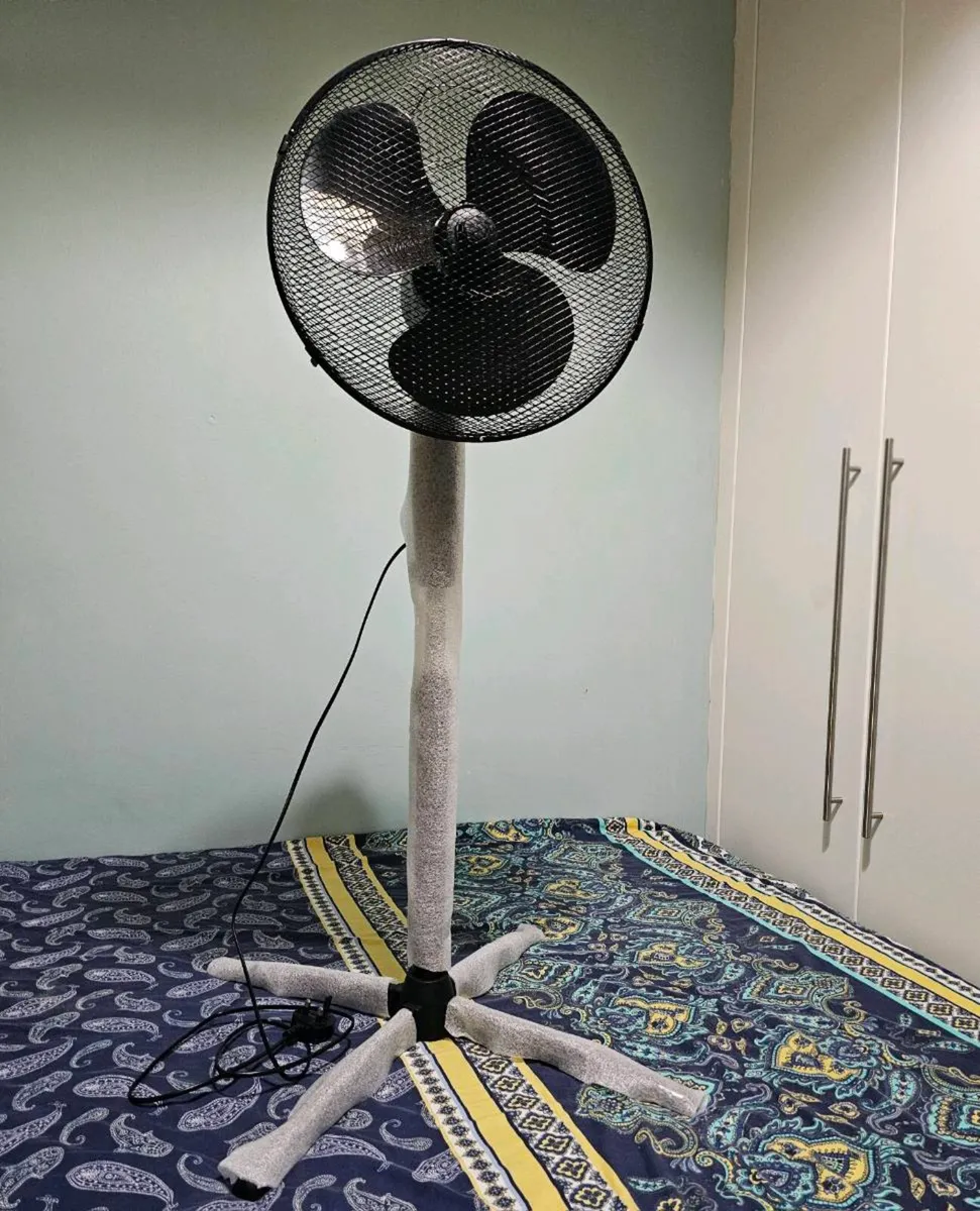 16” Pedestal Fan – Like New (Black) - Image 2