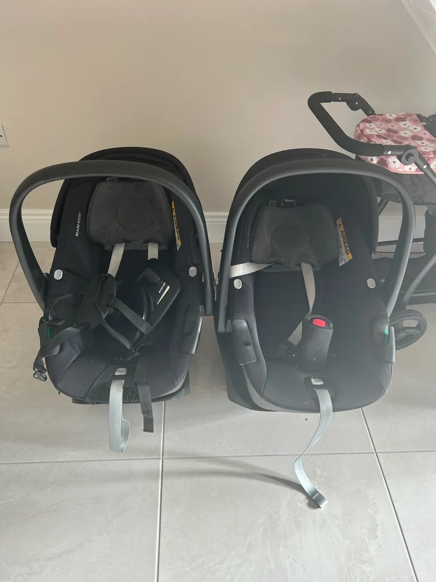 Zummi strive double buggy with iso fix bases - Image 4