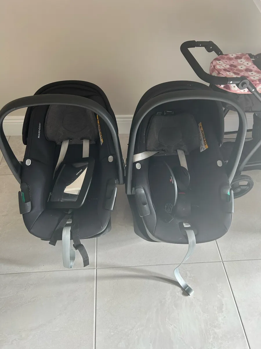 Zummi strive double buggy with iso fix bases - Image 3
