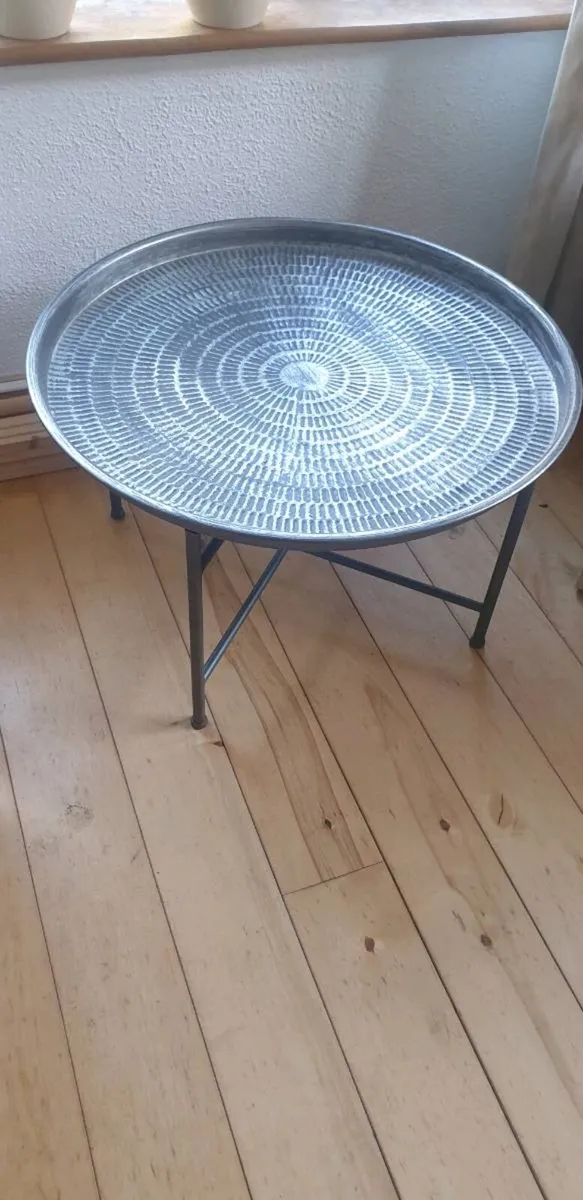 2 chairs and a table - Image 3