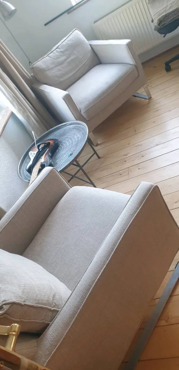 2 chairs and a table - Image 1