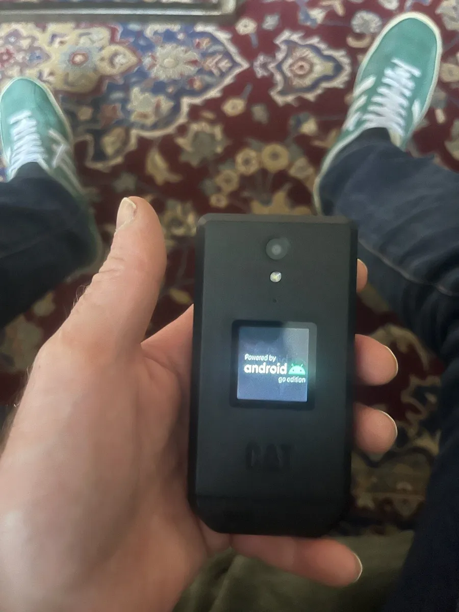 CAT S22 FLIP phone - Image 2