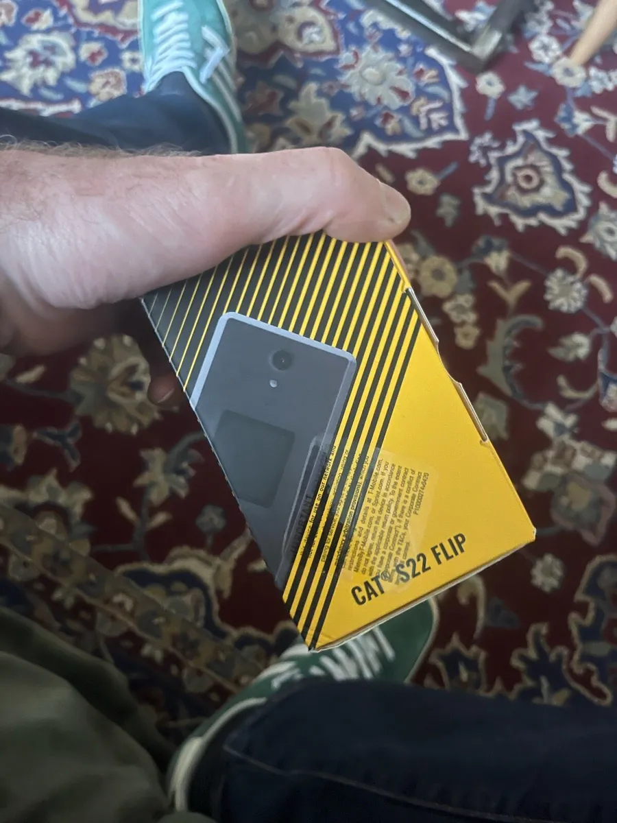 CAT S22 FLIP phone - Image 4