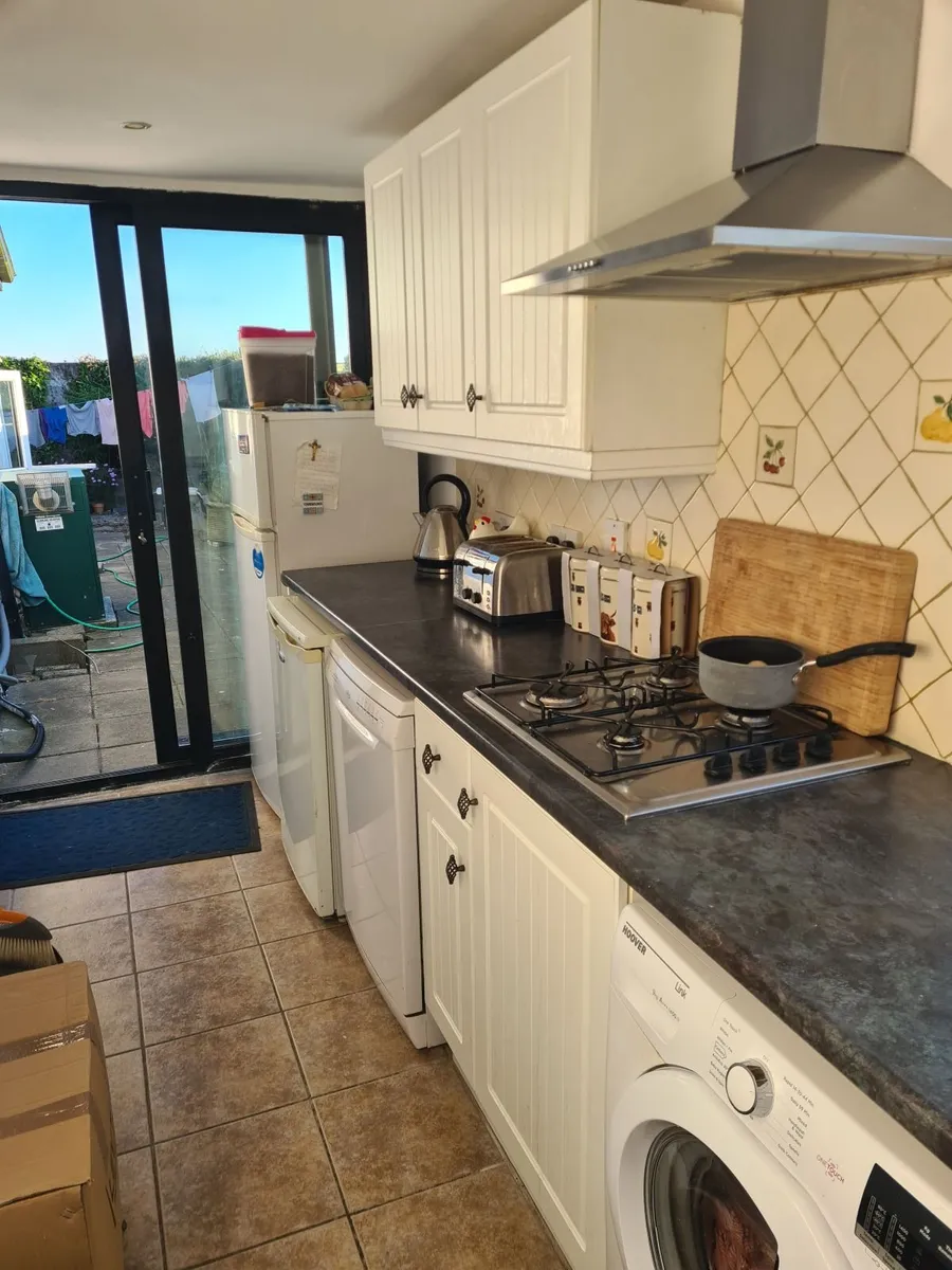 Kitchen units plus appliances - Image 3