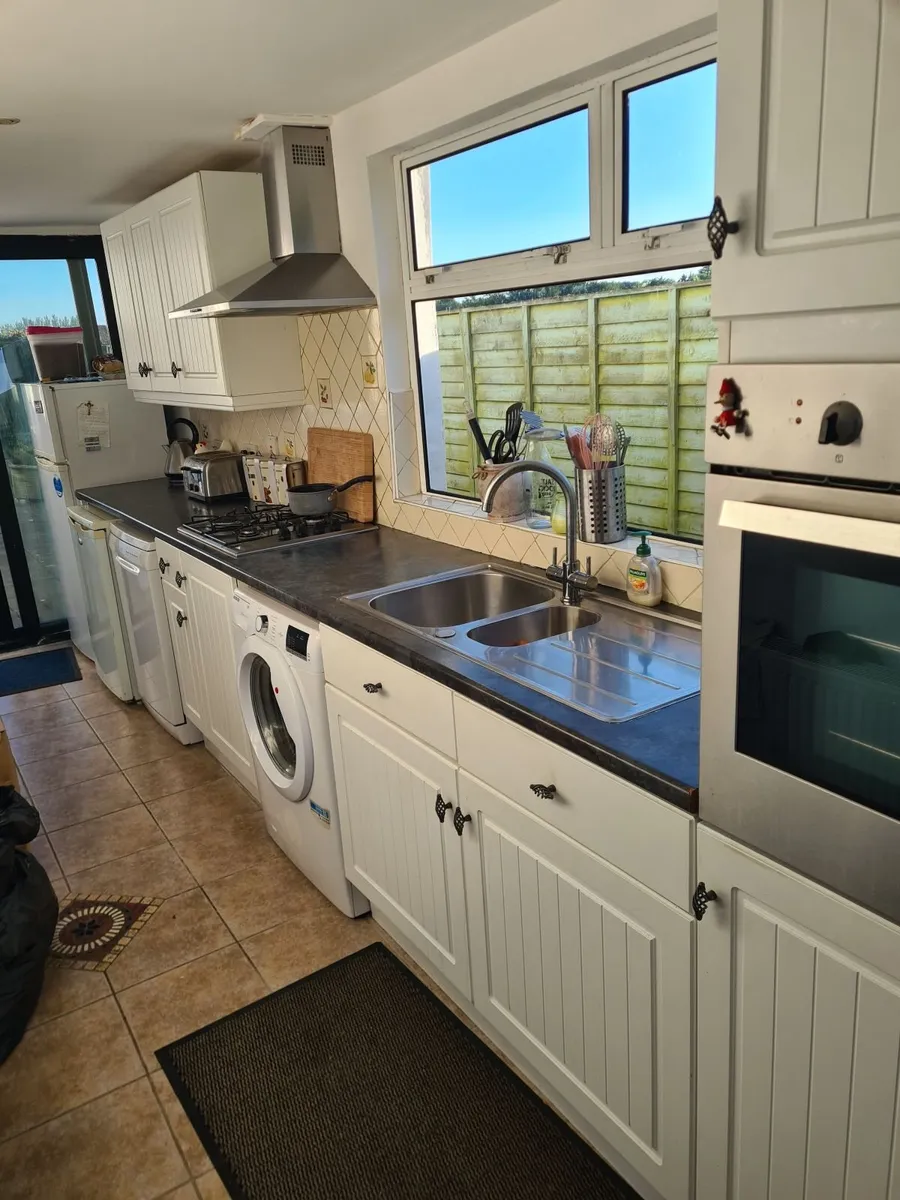 Kitchen units plus appliances - Image 1