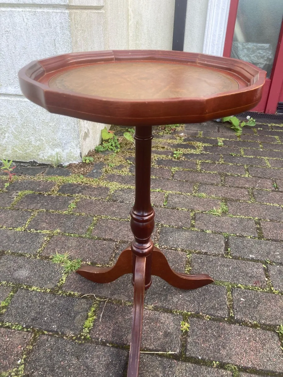 Pie crust table with leather top - Image 1