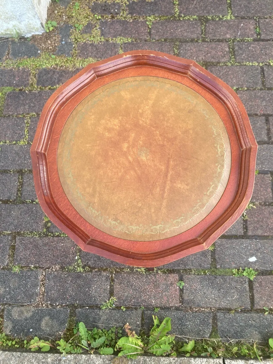 Pie crust table with leather top - Image 2