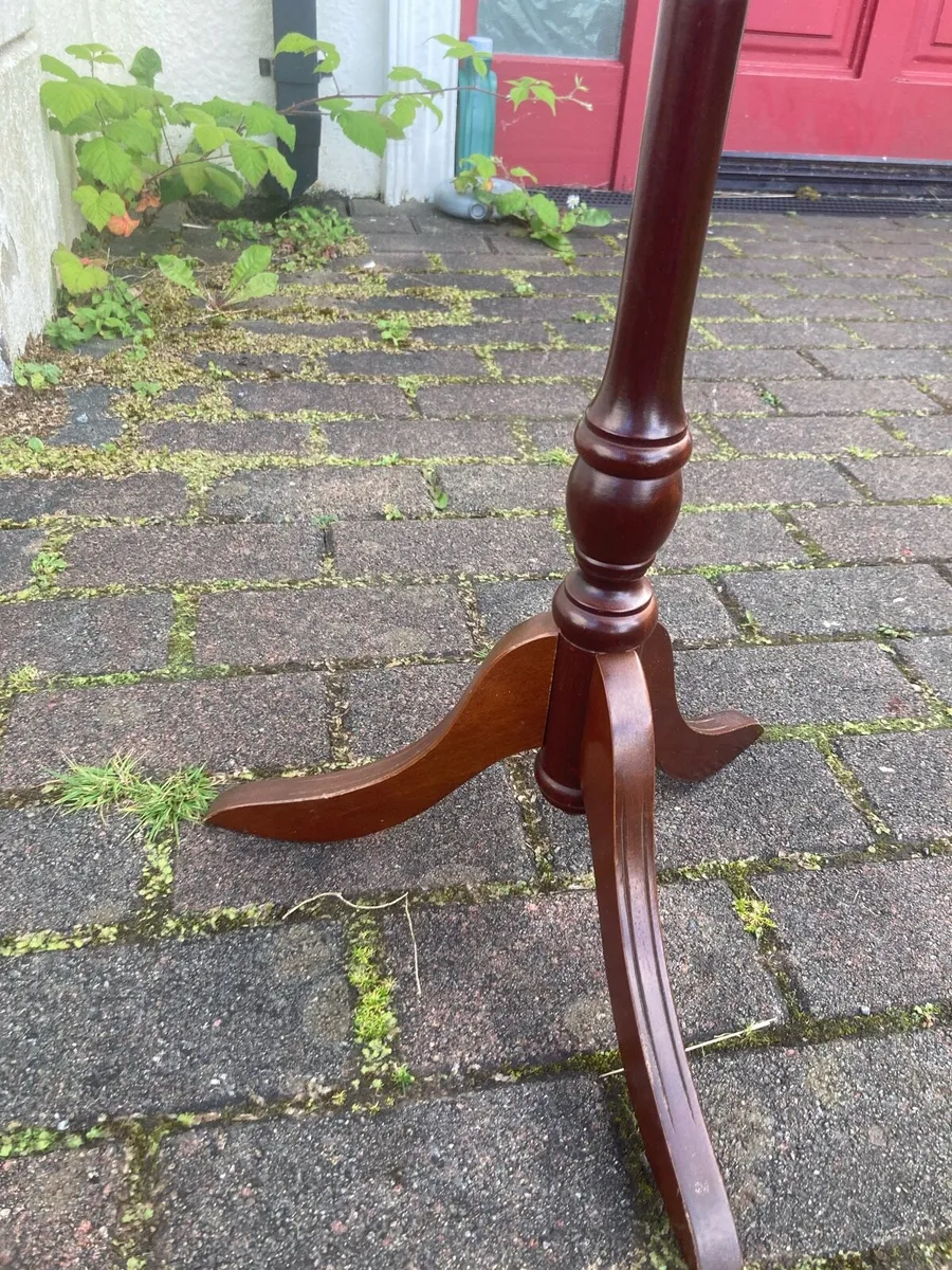 Pie crust table with leather top - Image 4