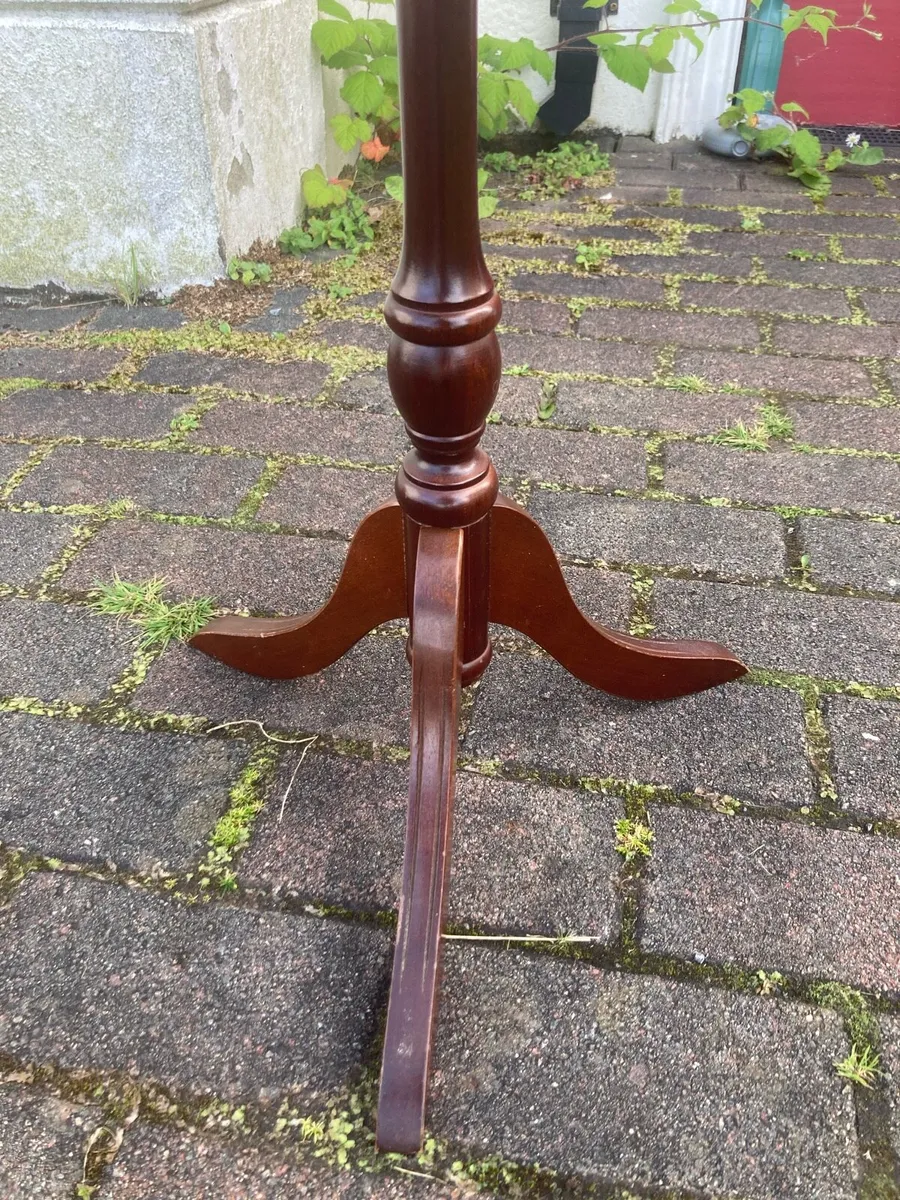 Pie crust table with leather top - Image 3