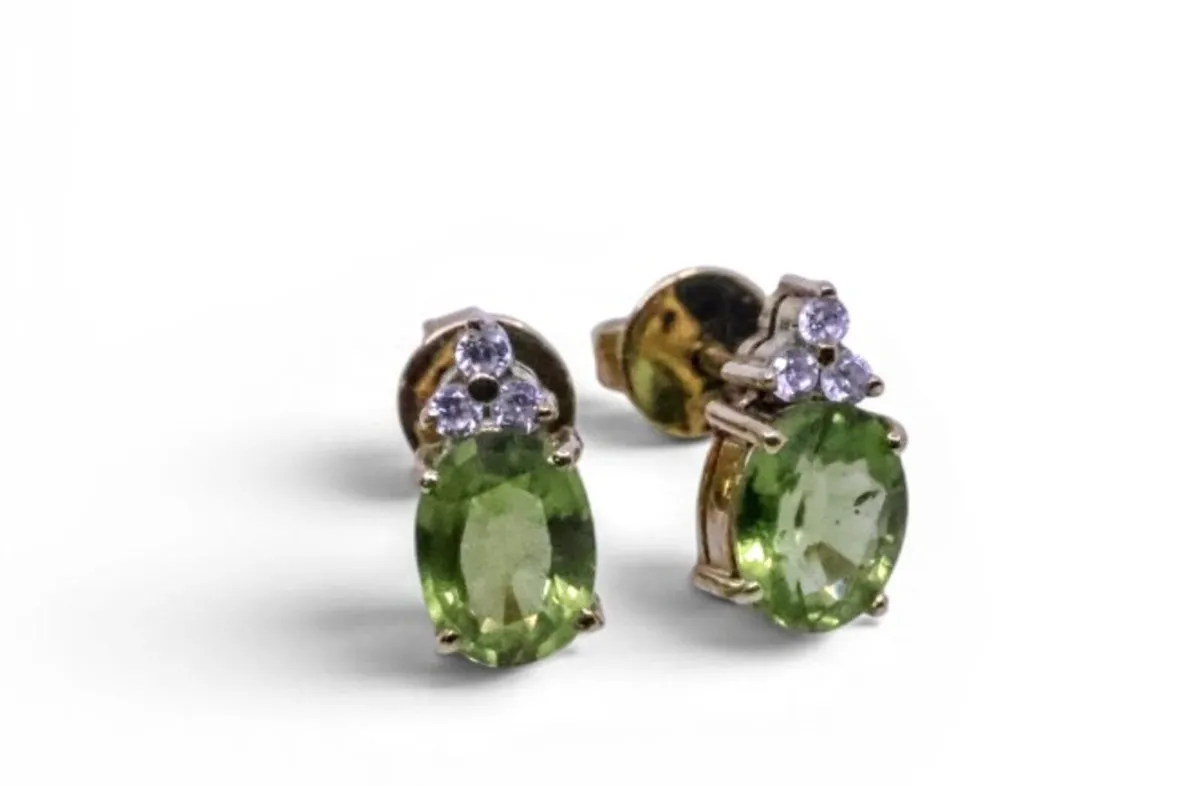 14k gold Peridot earrings 3.3grams
