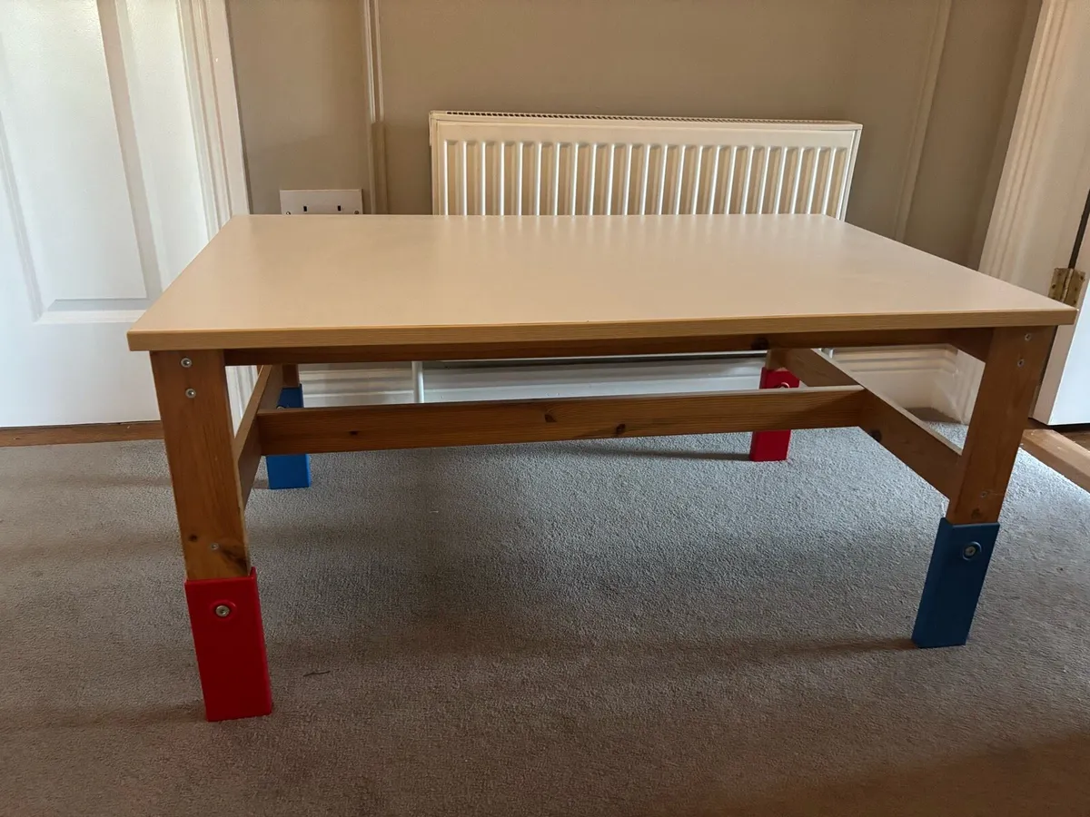 Children’s playroom table - Image 1