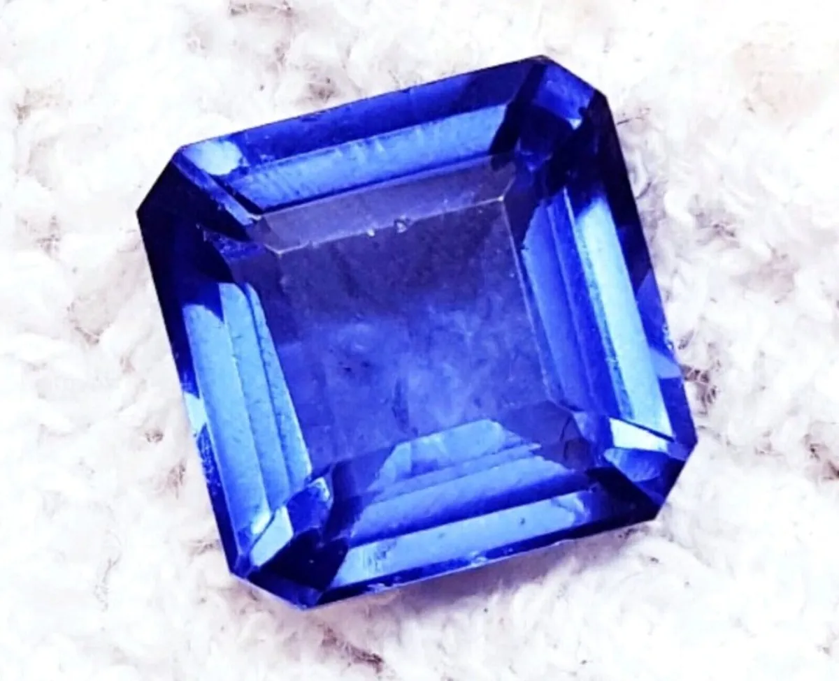Magnificent Tanzanite with cert 10.02ct - Image 1