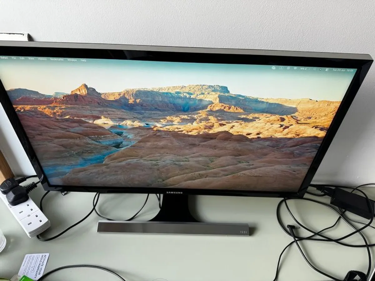 Samsung U28E590D 28inch  4K UHD Monitor Like New - Image 2