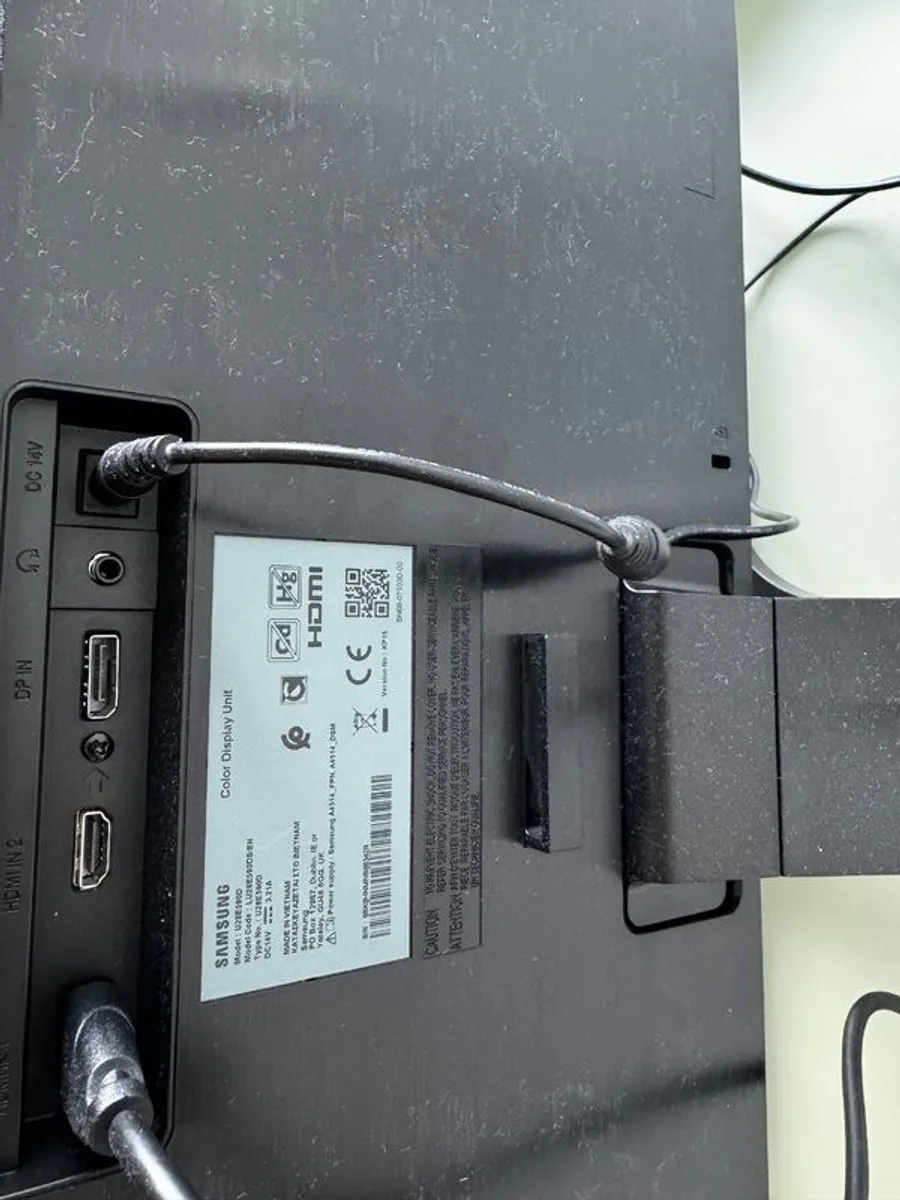 Samsung U28E590D 28inch  4K UHD Monitor Like New - Image 3