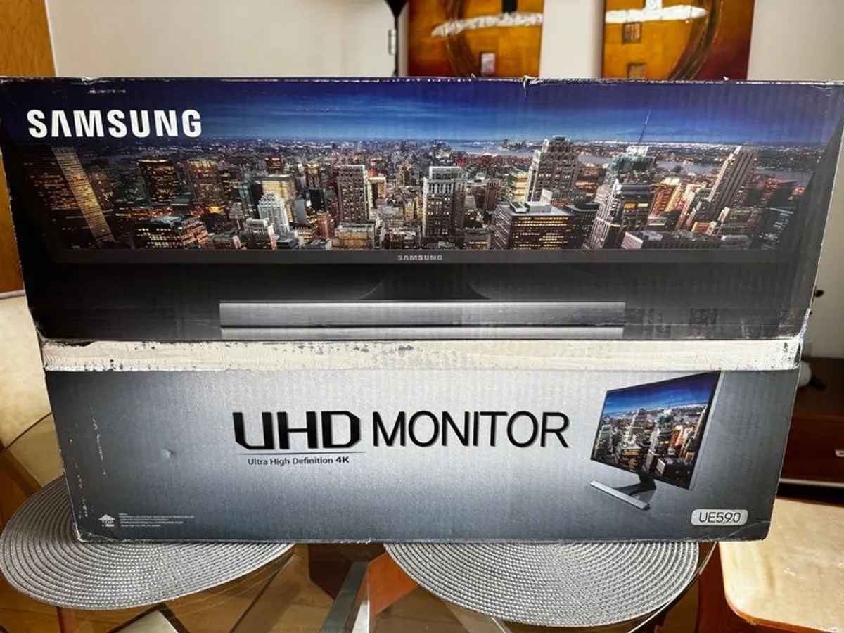 Samsung U28E590D 28inch  4K UHD Monitor Like New - Image 4