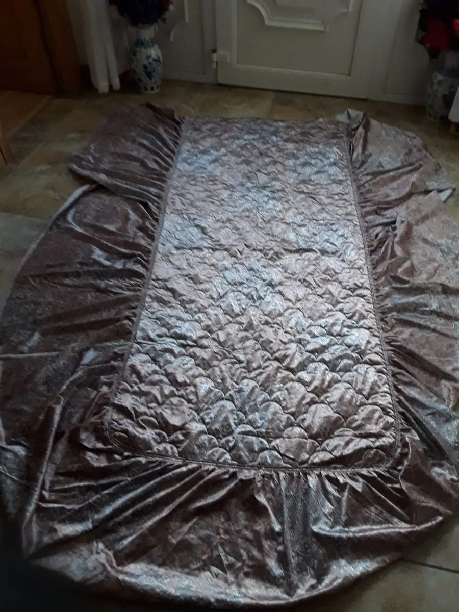 Good condition vintage bedspread early 80s - Image 2