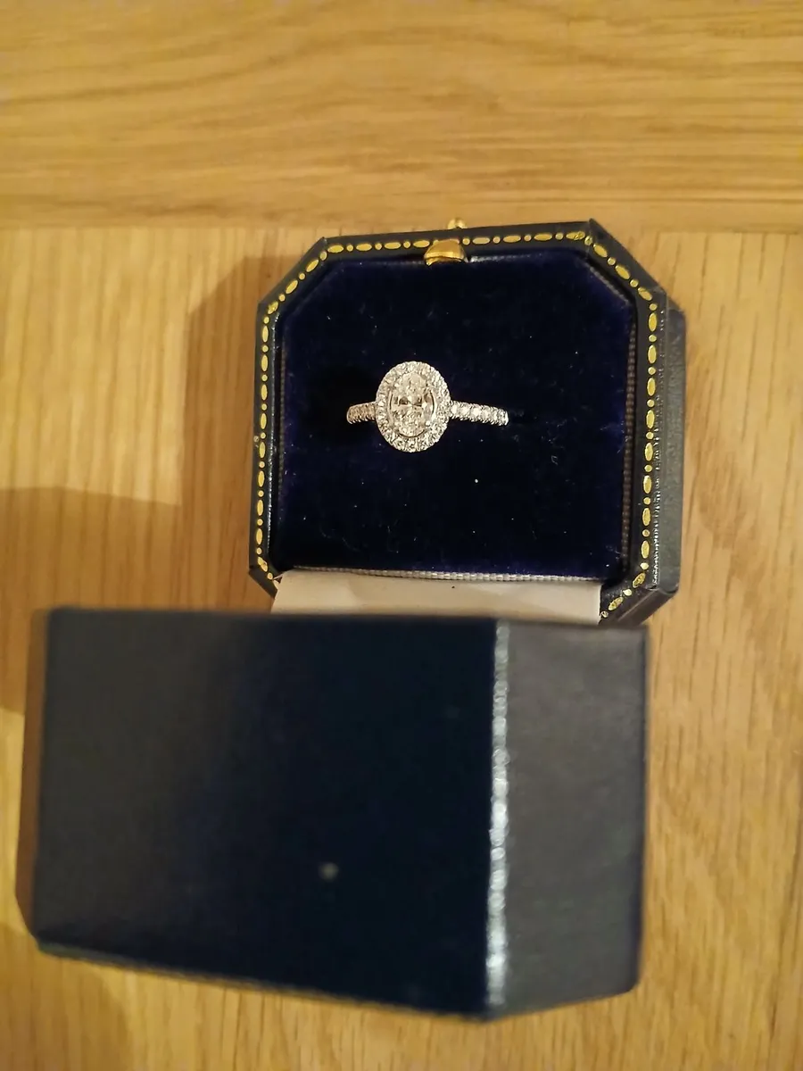 Engagement ring - Image 3