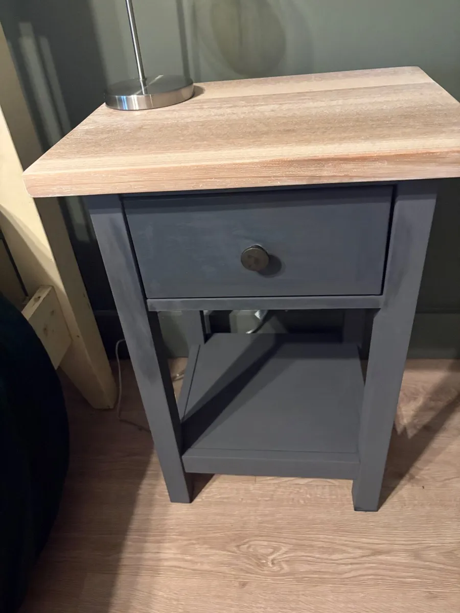Bedside tables x 2 - Image 1