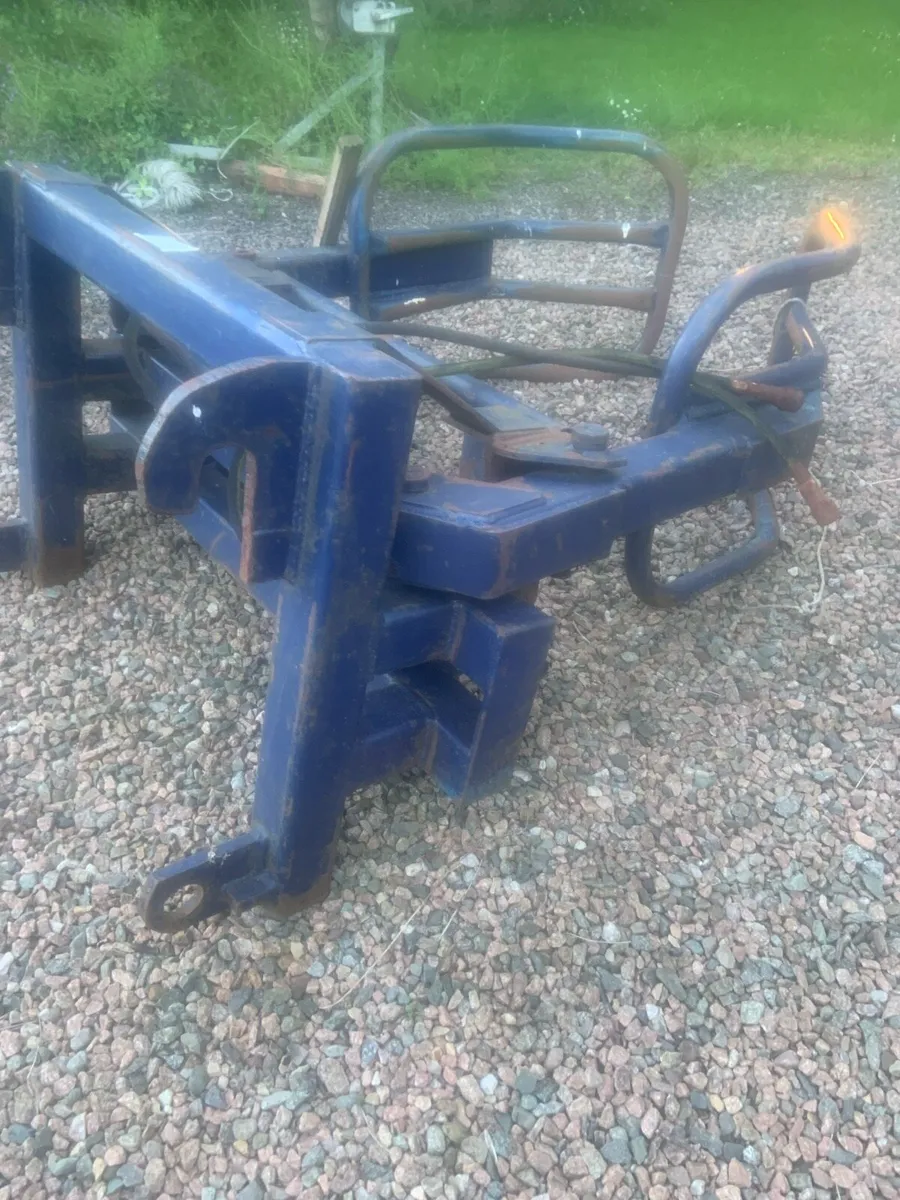 Bale grab in need of repair - Image 1