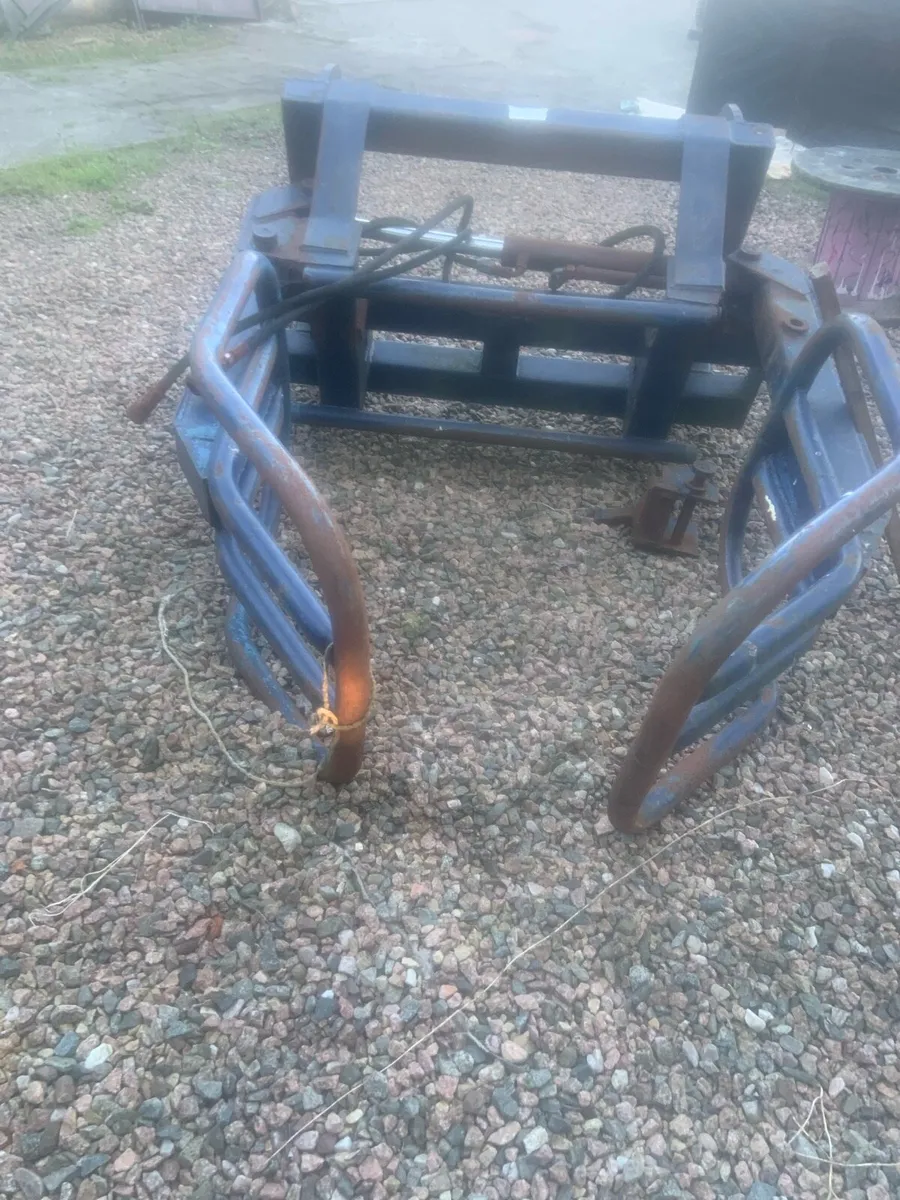 Bale grab in need of repair - Image 2