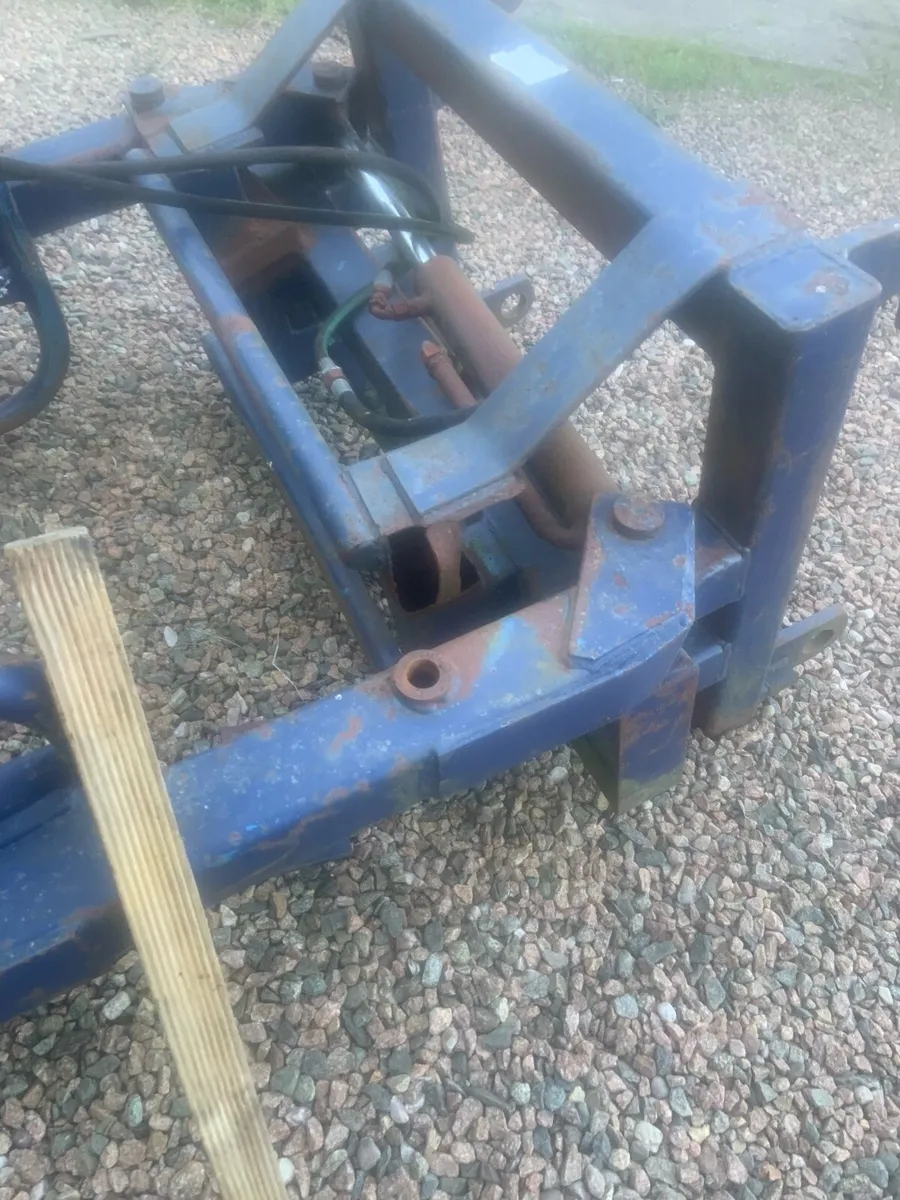 Bale grab in need of repair - Image 3