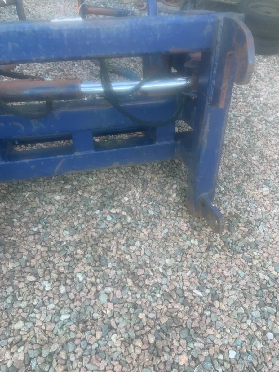Bale grab in need of repair - Image 4