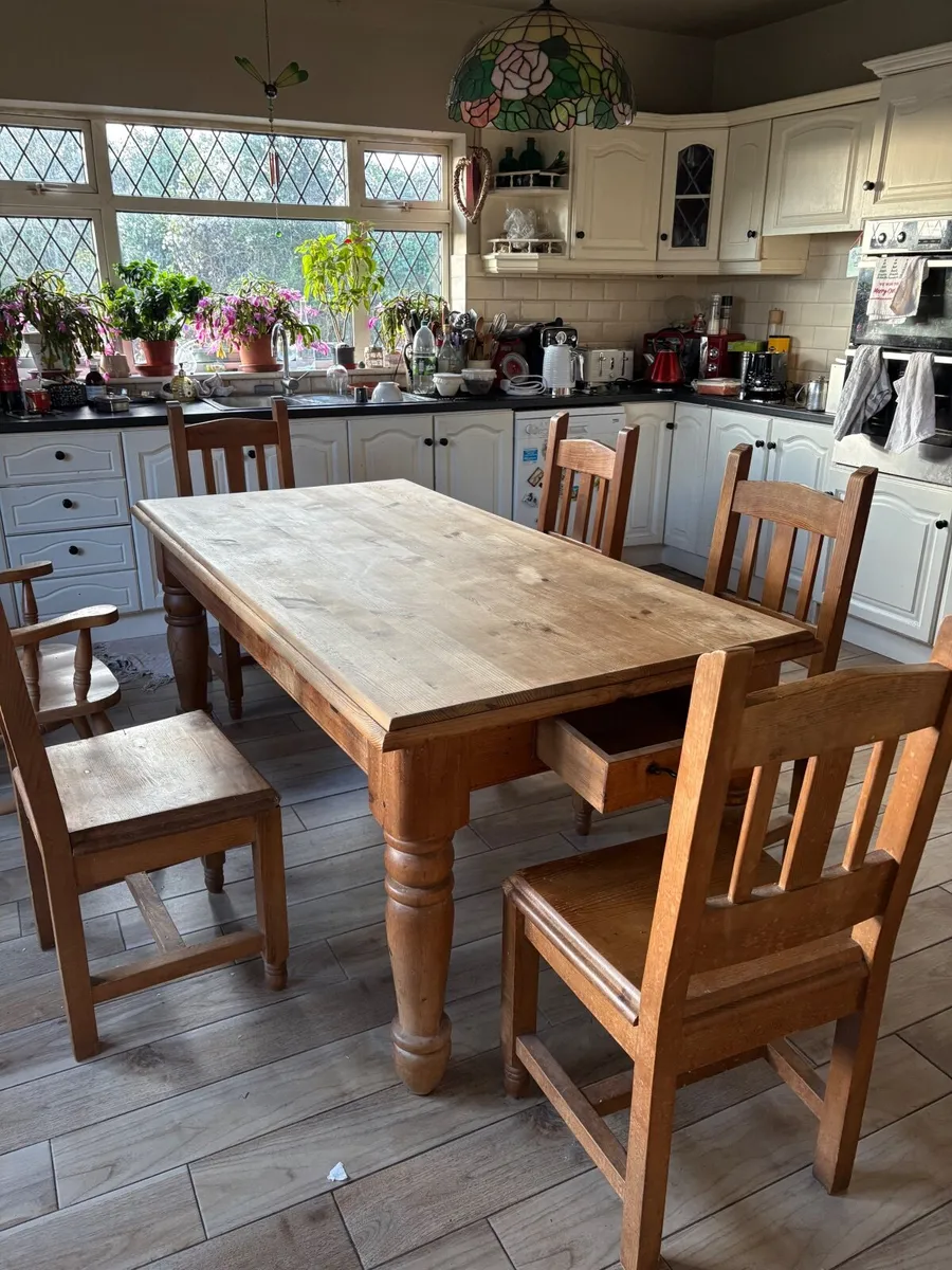 Kitchen table and chairs - Image 3