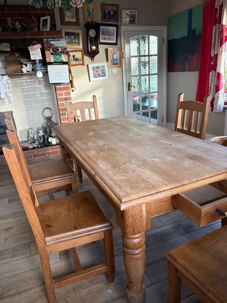 Kitchen table and chairs - Image 1