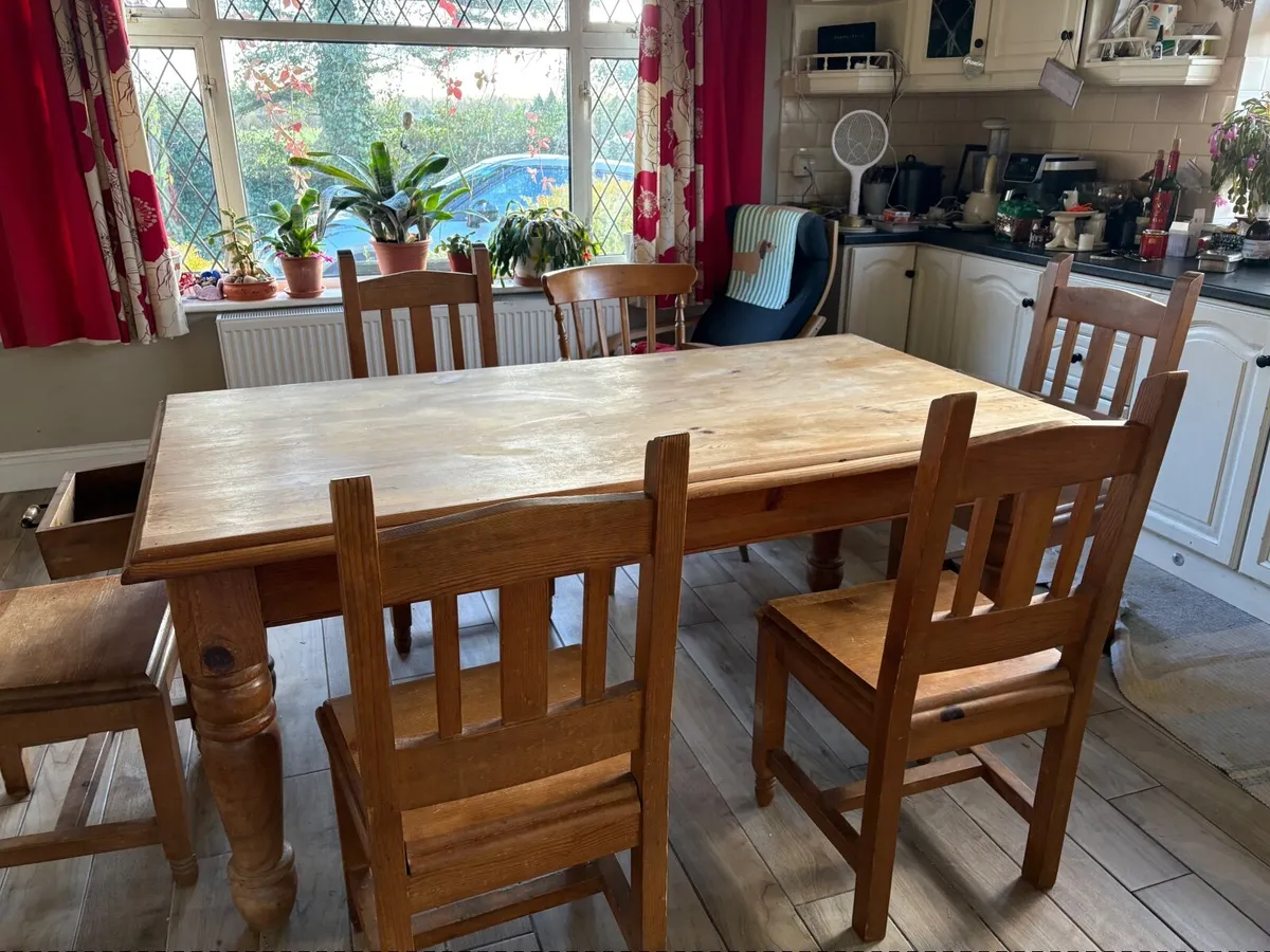Kitchen table and chairs - Image 2