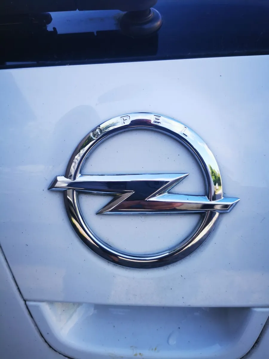 Opel Astra 2013 - Image 2