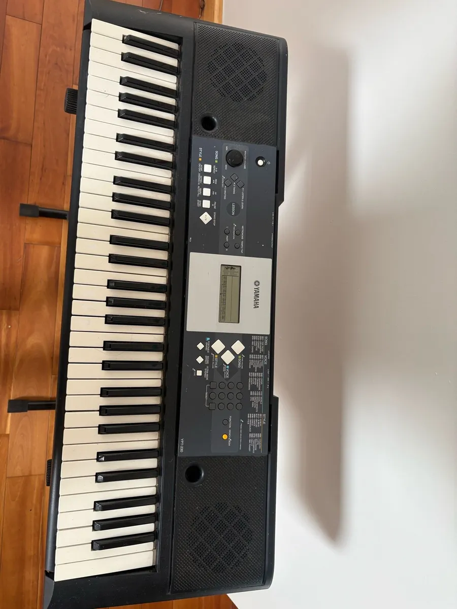 Yamaha electric keyboard - Image 3