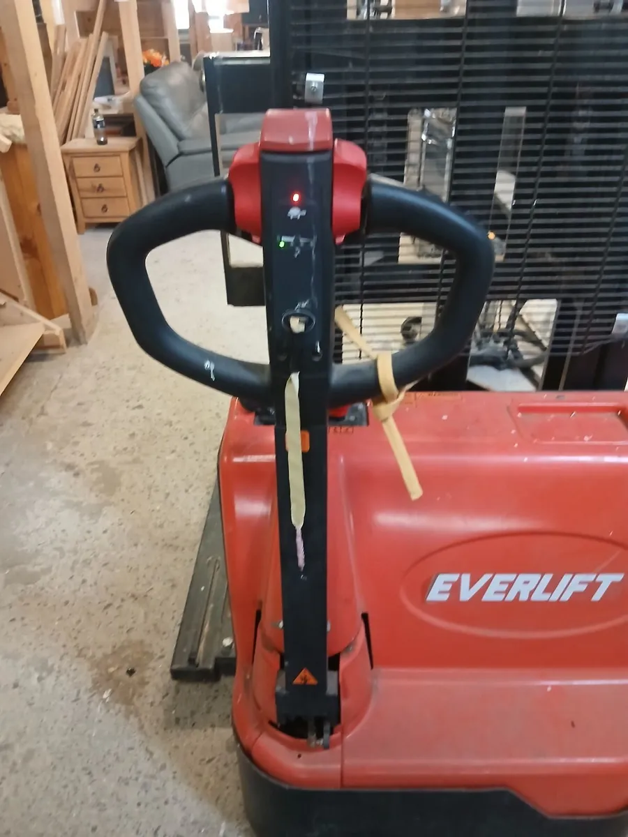 Pallet stacker - Image 1