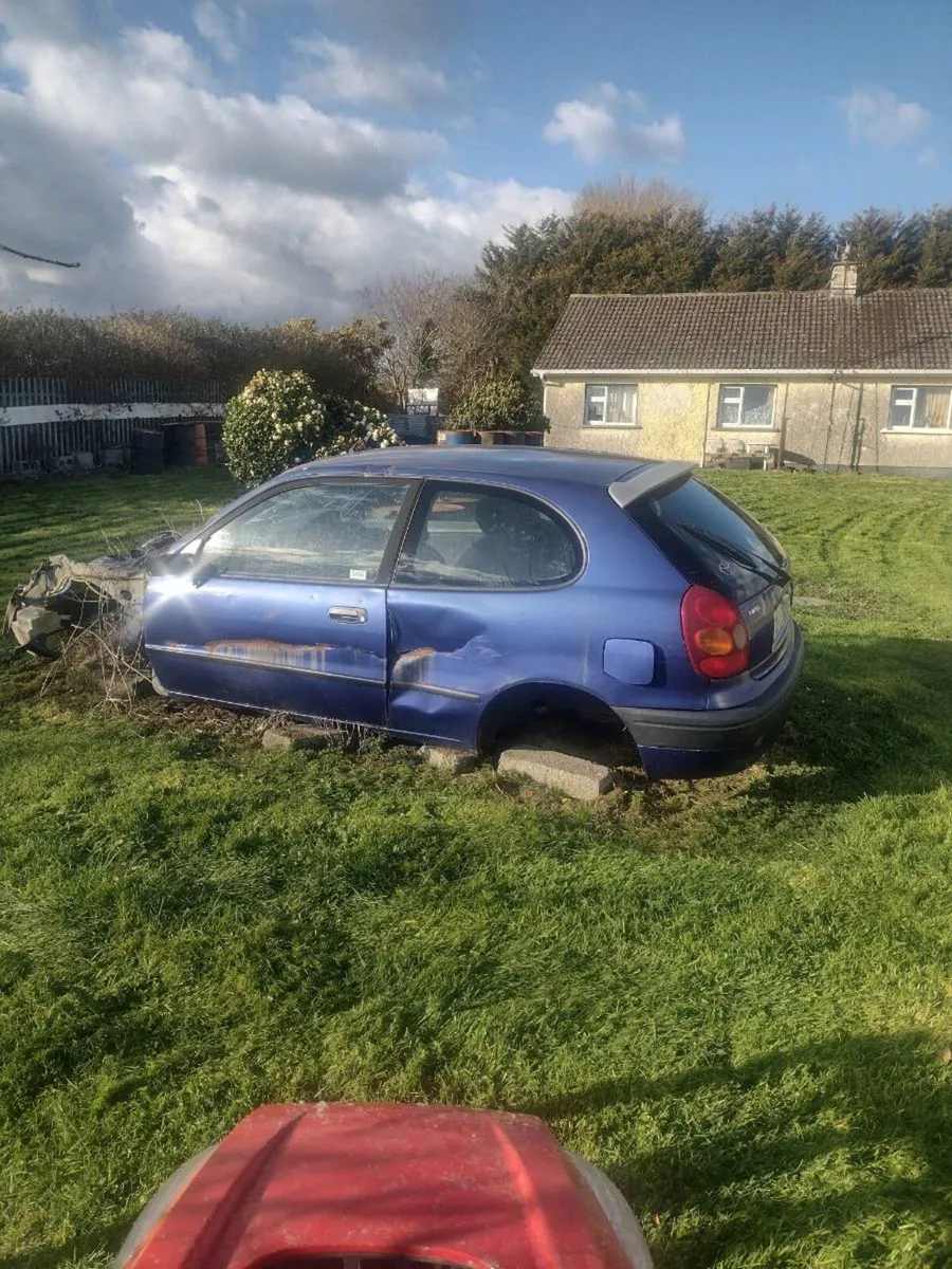 Corolla rear bumper and rear lights - Image 1