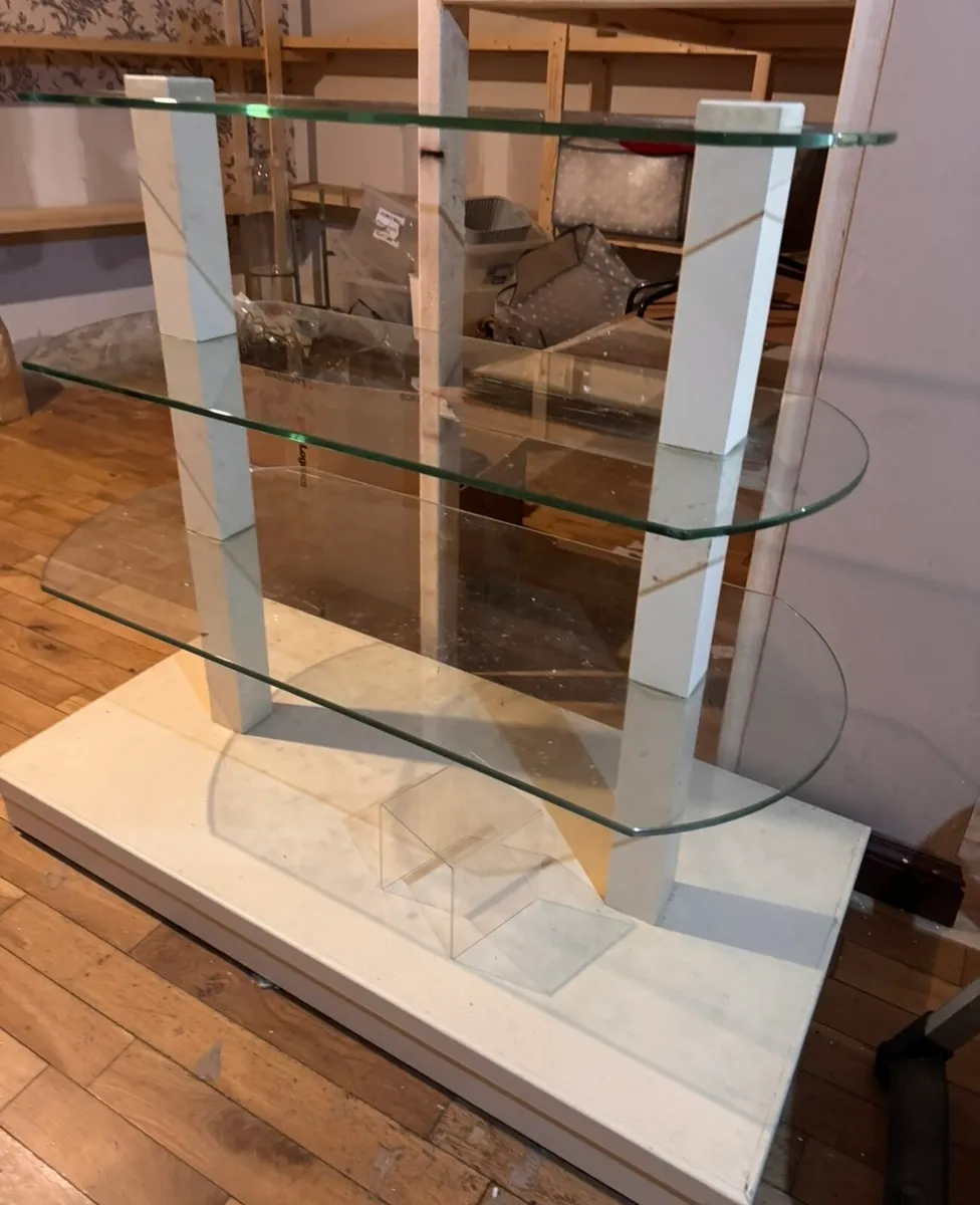 Display Gondolas / Glass centrepiece Shelves