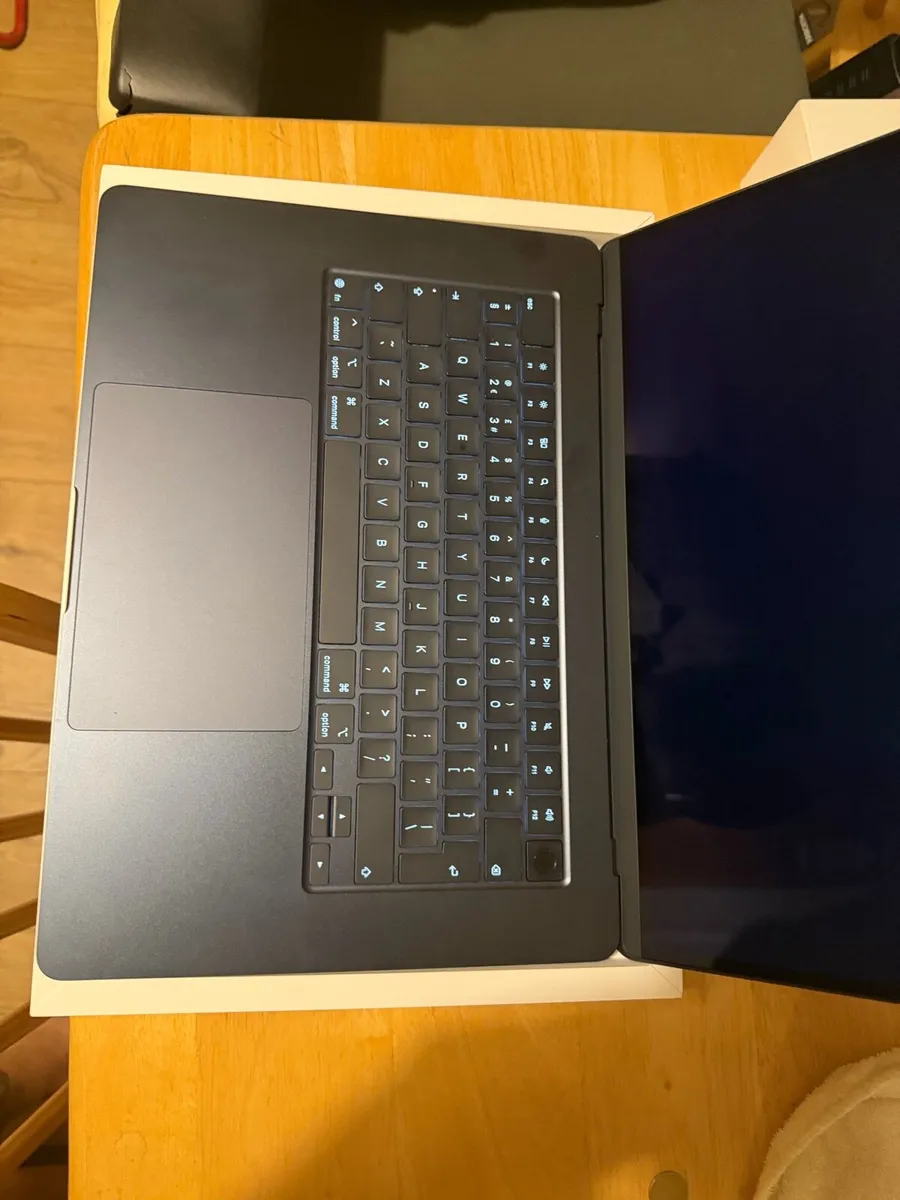 MacBook Air 2025 15 inch M4 SkyBlue - Image 3