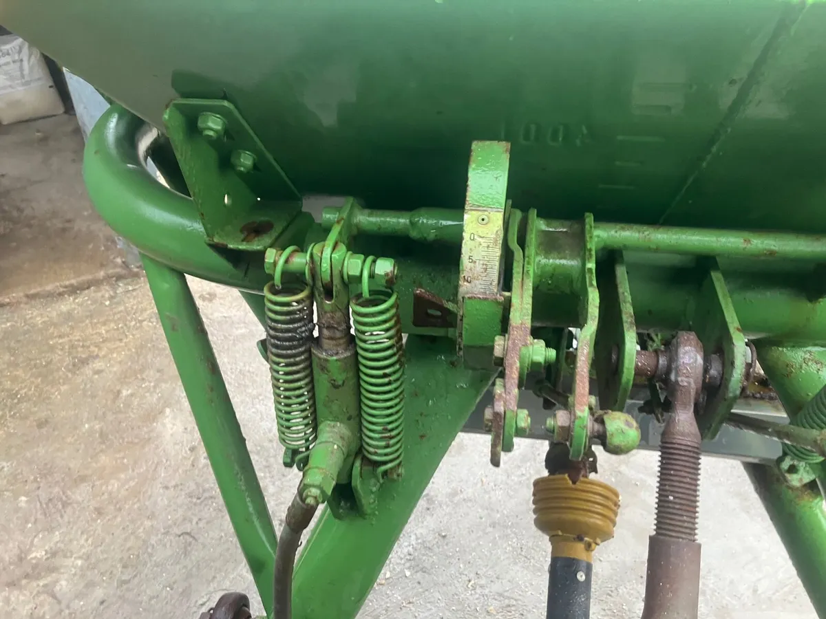 Amazon fertilizer spinner/shaker - Image 1