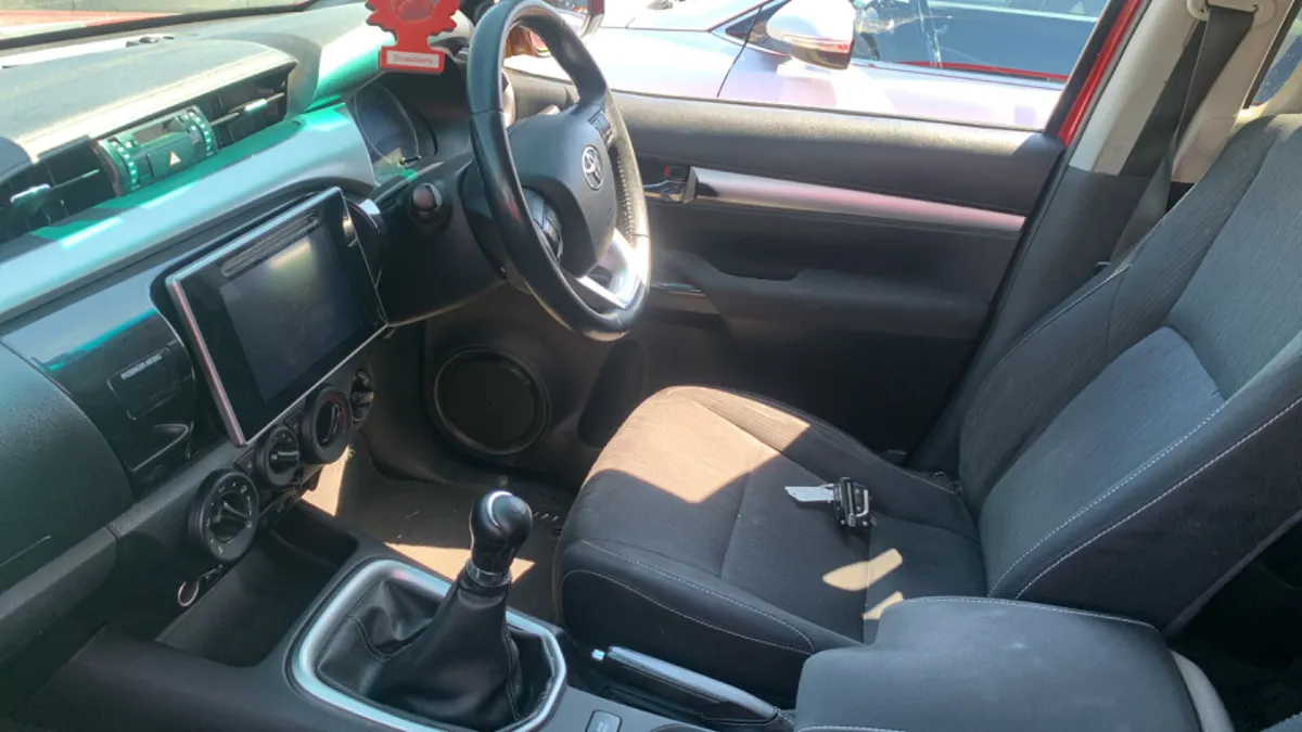 Toyota Hilux 2017 2.4  Spotless - Image 2