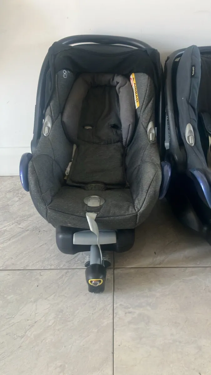 2 x Maxi cozi seats and  2 x isofix base - Image 1