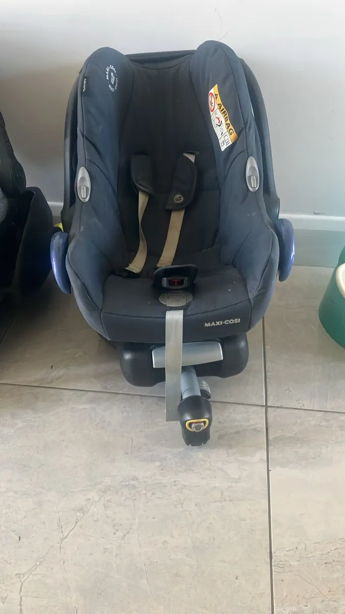 2 x Maxi cozi seats and  2 x isofix base - Image 2