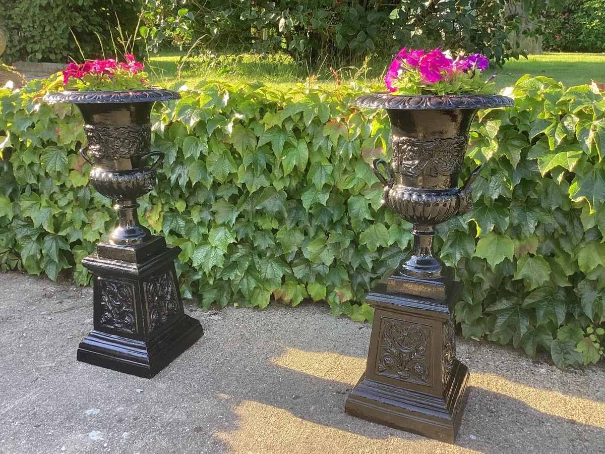 Cast iron urns - Image 1