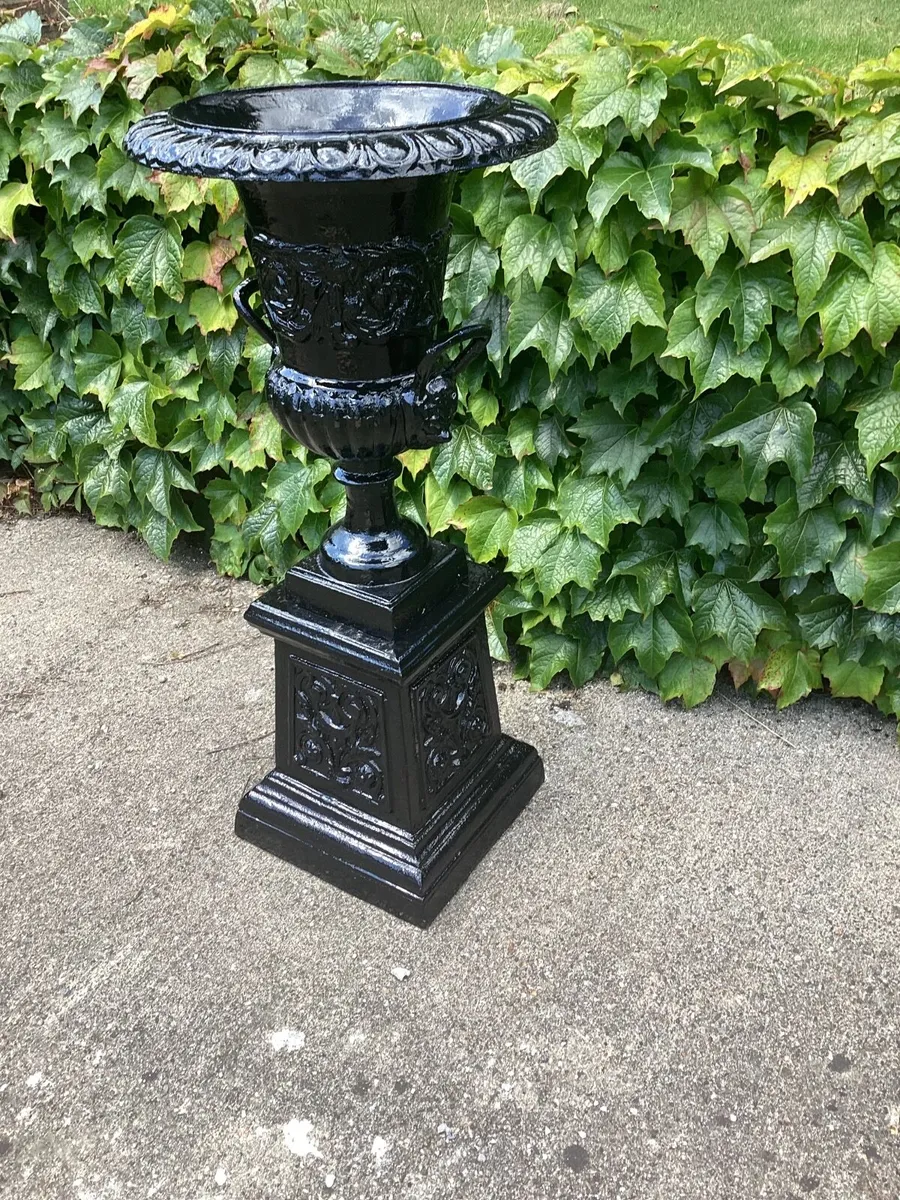 Cast iron urns - Image 3