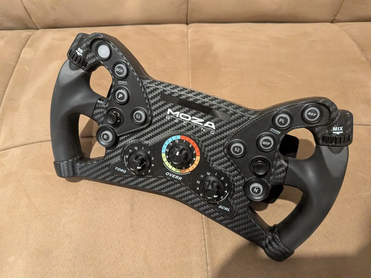 Moza R3 sim wheel - Image 1