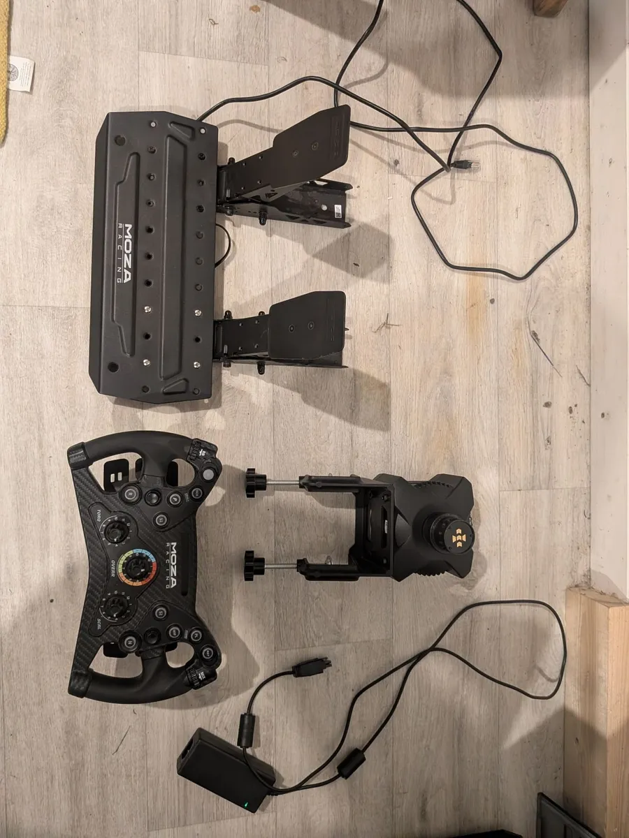 Moza R3 sim wheel - Image 2