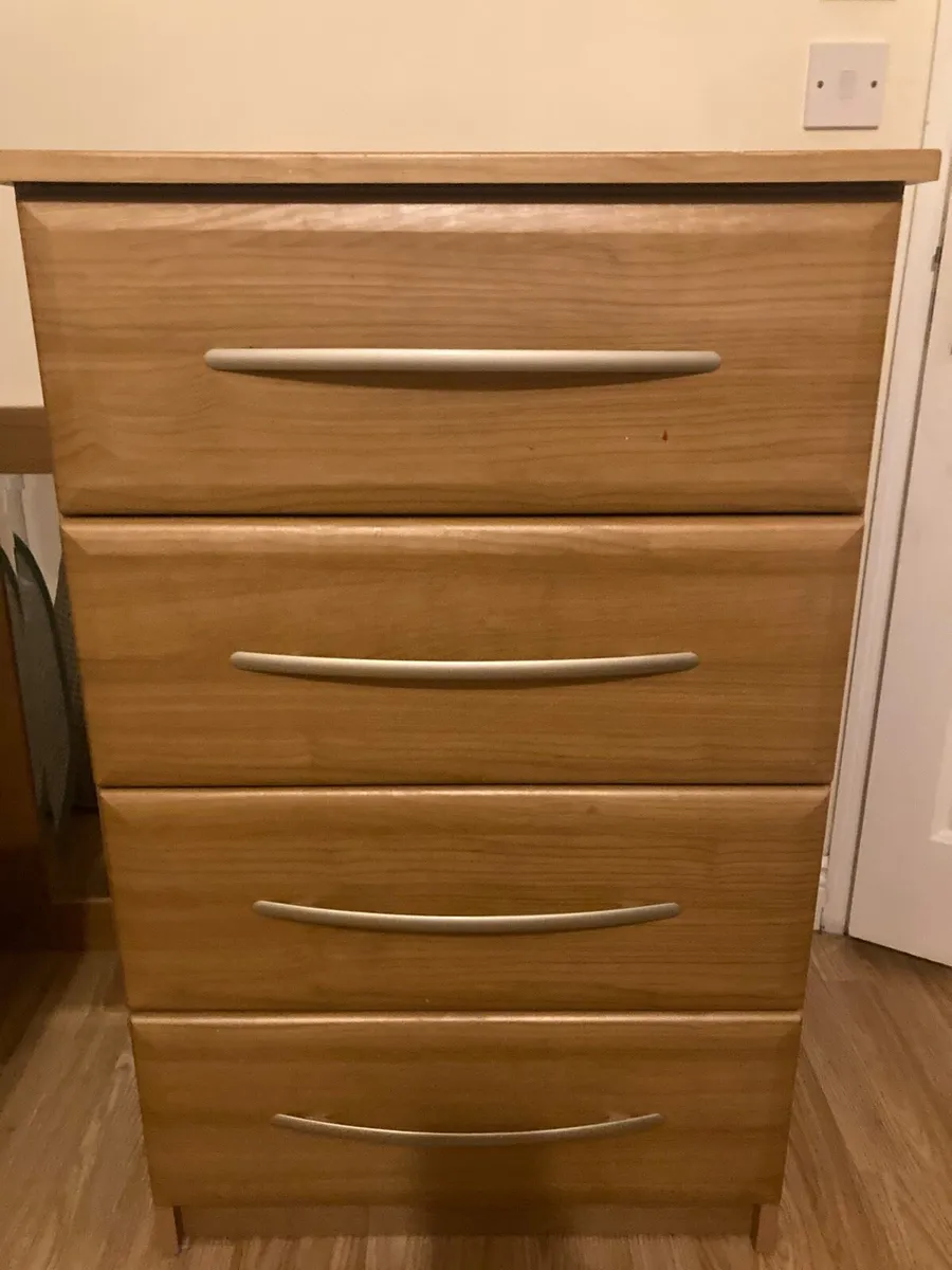 Solid wood chest of drawers - Image 1