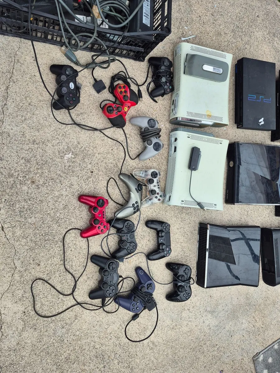 Game consoles and joypads - Image 4