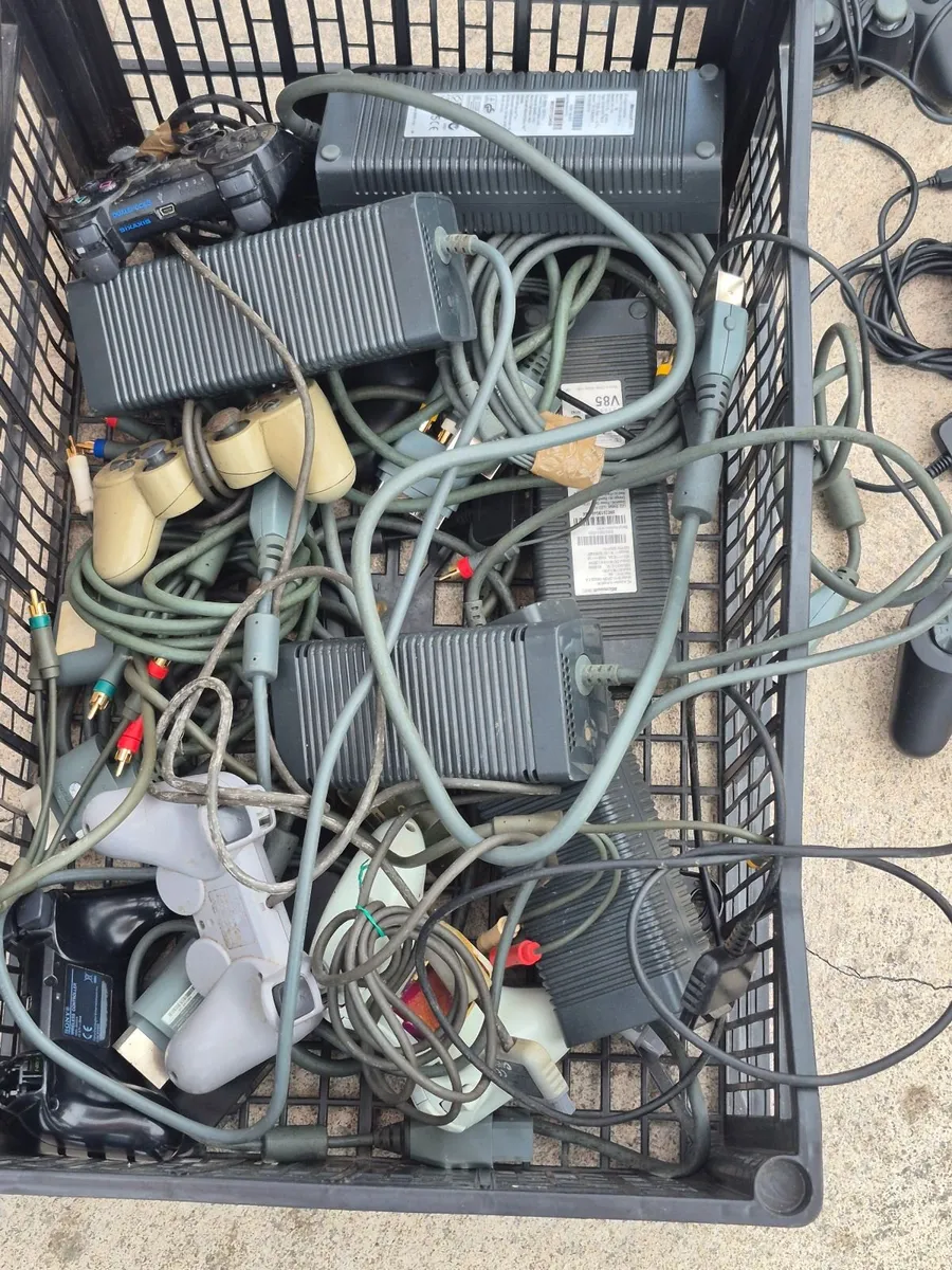 Game consoles and joypads - Image 1